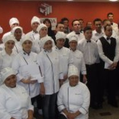 Novos profissionais para o Mercado - Garçons e auxiliares de cozinha são diplomados