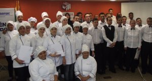 Novos profissionais para o Mercado - Garçons e auxiliares de cozinha são diplomados