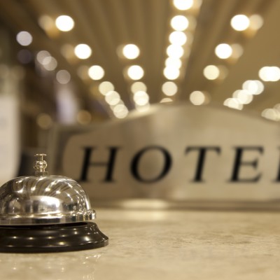 Entidades hoteleiras intensificam trabalho conjunto pela justa cobrança de direitos autorais em quartos de hotéis