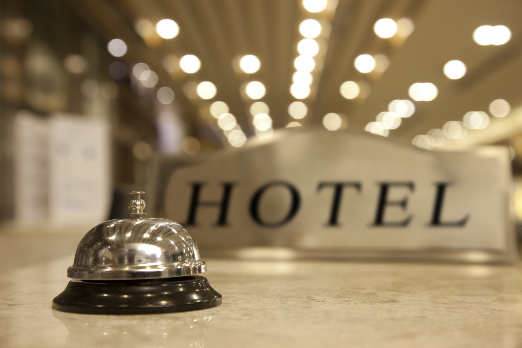 Entidades hoteleiras intensificam trabalho conjunto pela justa cobrança de direitos autorais em quartos de hotéis