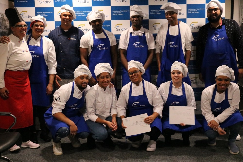 SINDHA forma quarta turma de Auxiliar de Cozinha