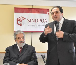 Dr. Thiago (d) com o presidente do Sindpoa (Foto: Cristiane Moreira/PMPA)